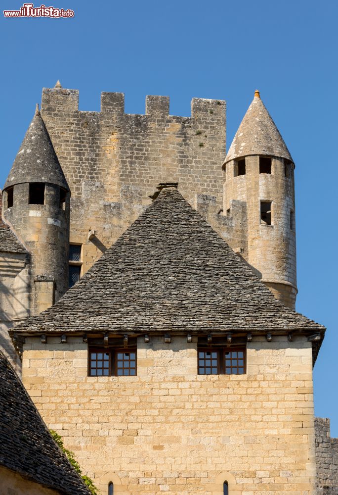 Immagine Architettura del castello medievale di Beynac-et-Cazenac, Francia.