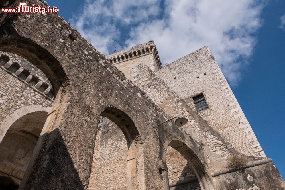 Immagine Architettura del castello medievale di Caetani a Sermoneta, provincia di Latina (Lazio). Eretto nell'XI° secolo, il maniero venne ampliato e modificato fra il Quattrocento e il Cinquecento. Al suo interno vanta arredi medievali di grande pregio, passaggi segreti e ponti levatoi.