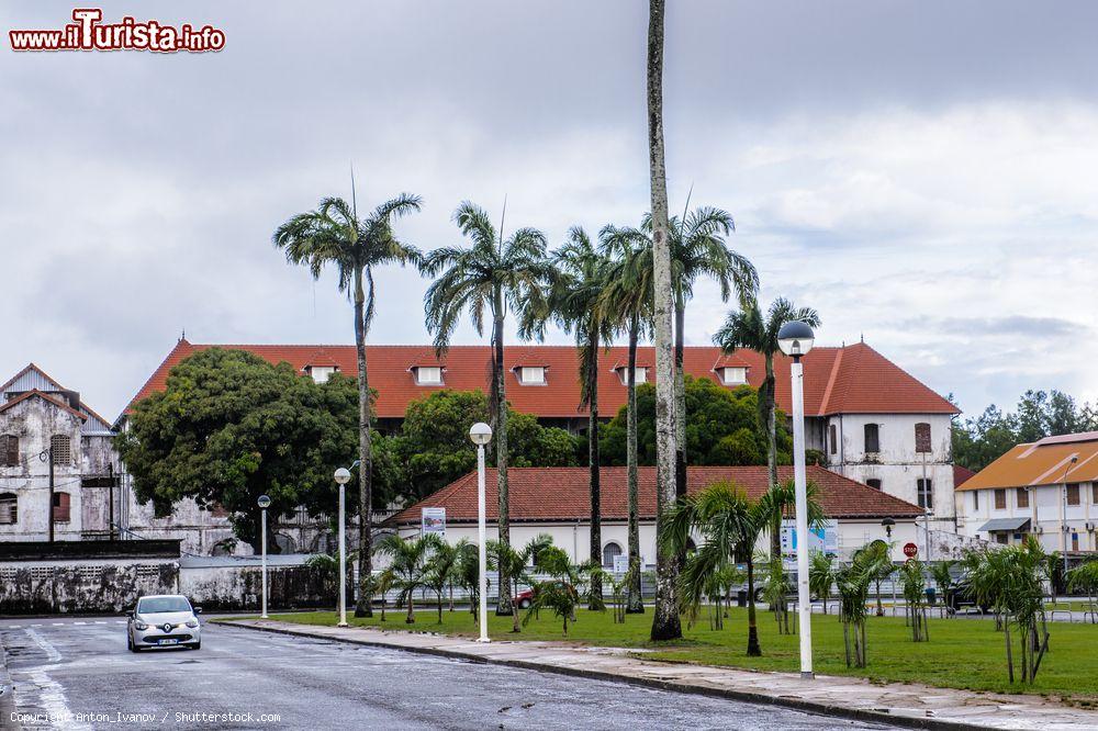 Immagine Una bella architettura del centro cittadino di Cayenne, Guyana Francese. Il primo contatto fra questa terra e gli europei avvenne nel 1498 quando Cristoforo Colombo, durante uno dei suoi viaggi, approdò proprio qui - © Anton_Ivanov / Shutterstock.com