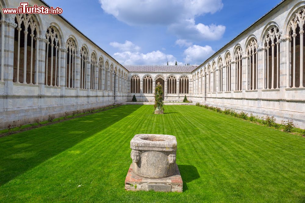 Immagine L'architettura del Cimitero Monumentale di Pisa, Toscana. La sua costruzione fu avviata nel 1277 da Giovanni di Simone.