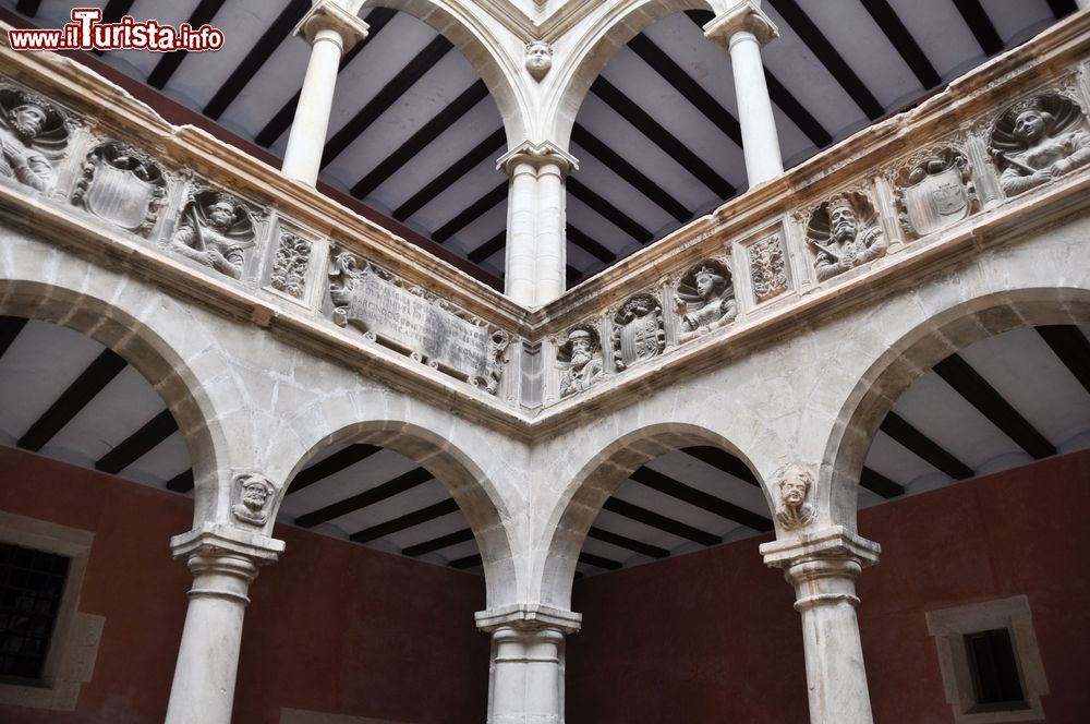 Immagine Architettura del cortile dei Collegi Reali a Tortosa, Spagna. Fondati da Carlo V° nella metà del Cinquecento per l'educazione dei moreschi, i Collegi Reali sono un interessante esempio di complesso rinascimentale. Il patio, da non perdere, è riccamente decorato.