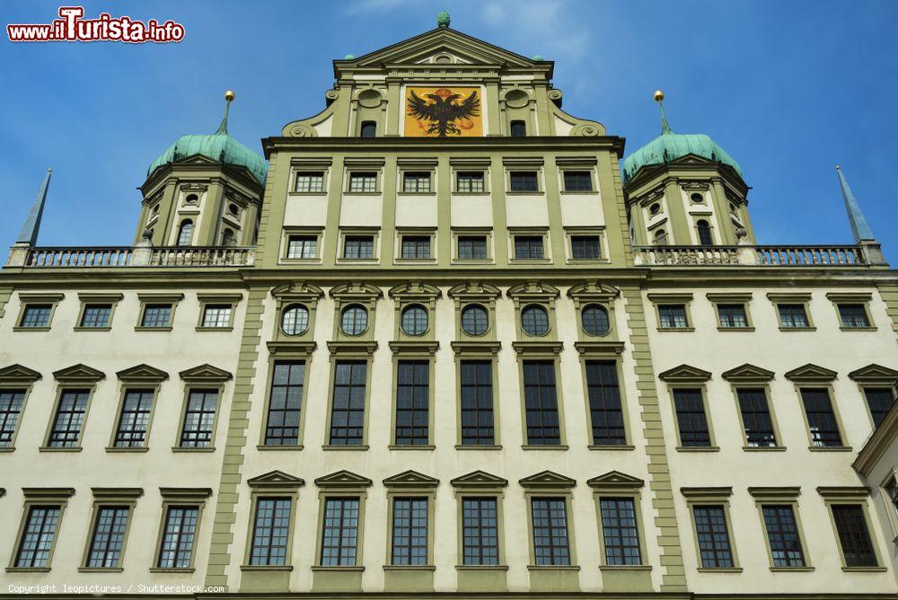 Immagine Architettura del Municipio di Augusta, Germania, con le cupole verdi e lo stemma nel frontone dell'edificio - © leopictures / Shutterstock.com