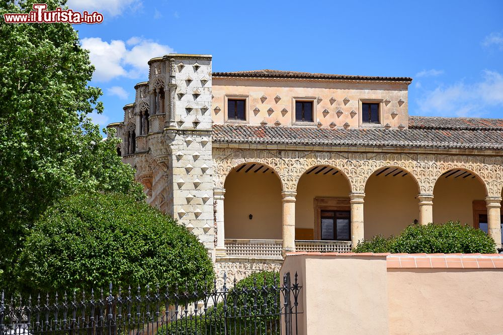 Immagine Architettura del Palacio del Infantado in una giornata di sole  nella città di Guadalajara, Spagna. Si tratta di un'elegante residenza urbana voluta da Inigo Lopez de Mendoza nel 1480.