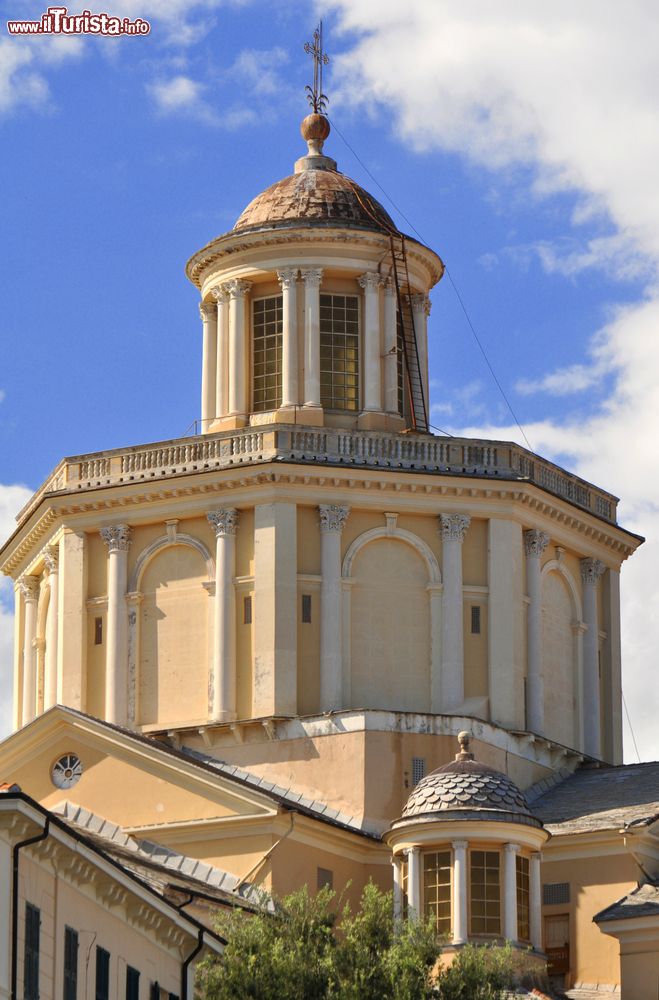 Immagine Architettura della cattedrale di San Maurizio e Compagni Martiri a Porto Maurizio, Imperia. Il futuro quartiere di Porto Maurizio venne dotato di un luogo di culto che fosse alla pari di quelli di Sanremo e Oneglia. Si decise così di ampliare il vecchio edificio dando origine al maestoso duomo cittadino in stile neoclassico.