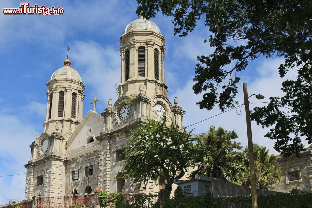 Immagine Architettura della cattedrale di St. John's, capitale di Antigua e Barbuda. La prima cattedrale anglicana costruita nel 1681 venne distrutta due anni dopo da un terremoto. Stessa sorte toccò a quella edificata ex novo nel 1745. L'edificio religioso che vediamo oggi risale al 1845 ed è caratterizzato dalle due torri che fiancheggiano la facciata.