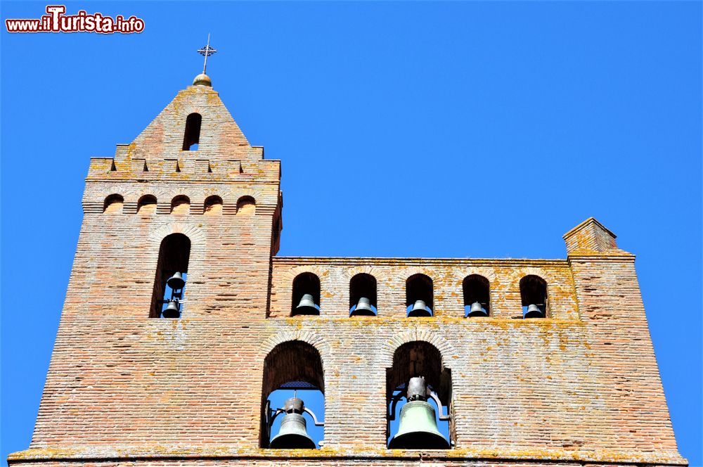 Immagine Architettura della chiesa di Saint Paul a Auterive, Francia: parte della facciata in mattoni con le campane.