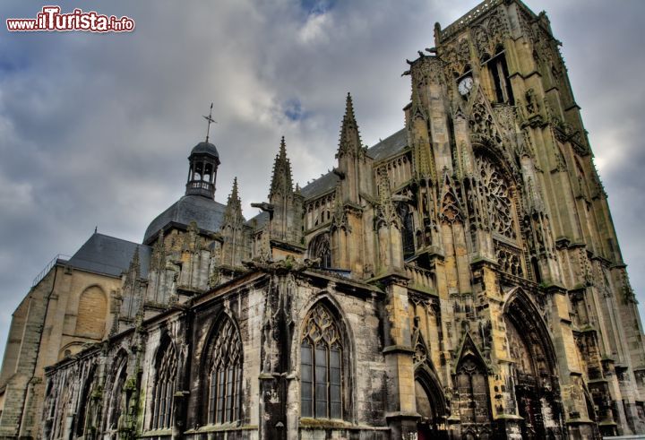 Immagine Architettura della chiesa di St.Jacques a Dieppe, Alta Normandia, Francia. Costruita fra il XII° e il XVI° secolo, questa chiesa è un bell'esempio di stile gotico-fiammeggiante - © 6915763 / Shutterstock.com