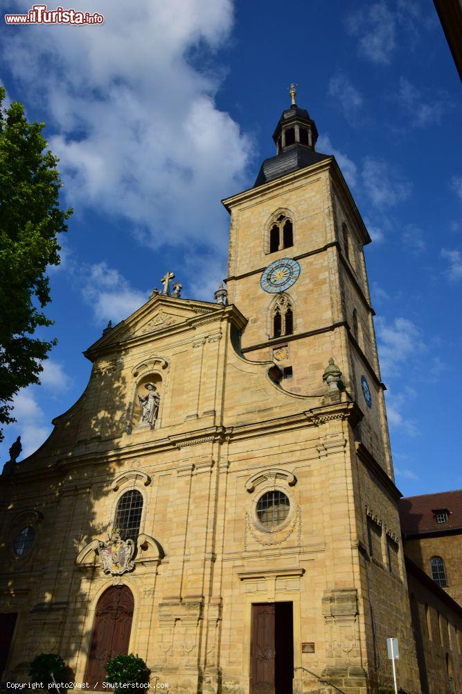 Immagine Architettura della chiesa di St.James a Bamberga, Germania, in una giornata con il cielo blu - © photo20ast / Shutterstock.com