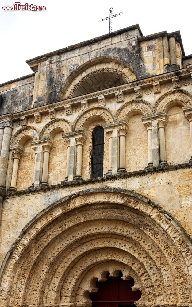 Immagine Architettura della chiesa romanica di San Giacomo a Aubeterre-sur-Dronne, Francia.