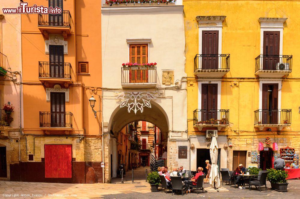 Immagine Architettura della città vecchia di Bari, Puglia. Siamo nella parte più antica e caratteristica della città pugliese caratterizzata da vicoli stretti e tortuosi - © Anton_Ivanov / Shutterstock.com