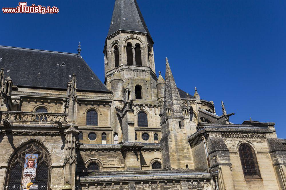 Immagine Architettura della collegiata di Nostra Signora a Poissy, Francia. Al suo interno si trova il fonte battesimale di Louis de Poissy, meglio conosciuto come Luigi IX° il Santo - © Isogood_patrick / Shutterstock.com