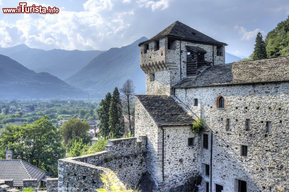 Immagine Architettura della fortezza Viscontea nel villaggio medievale di Vogogna, Piemonte - © Steve Sidepiece / Shutterstock.com