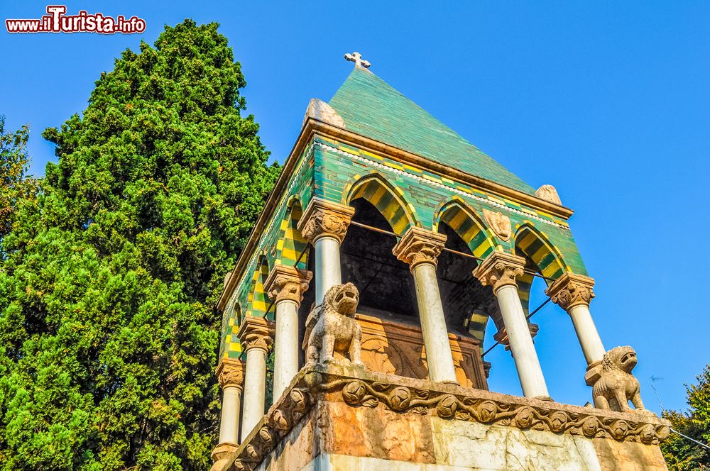 Immagine Architettura della Tomba dei Glossatori a Bologna, Emilia-Romagna.  Conservano le spoglie di alcuni dei più importanti e primi professori dell'università, in epoca medievale chiamata studium.