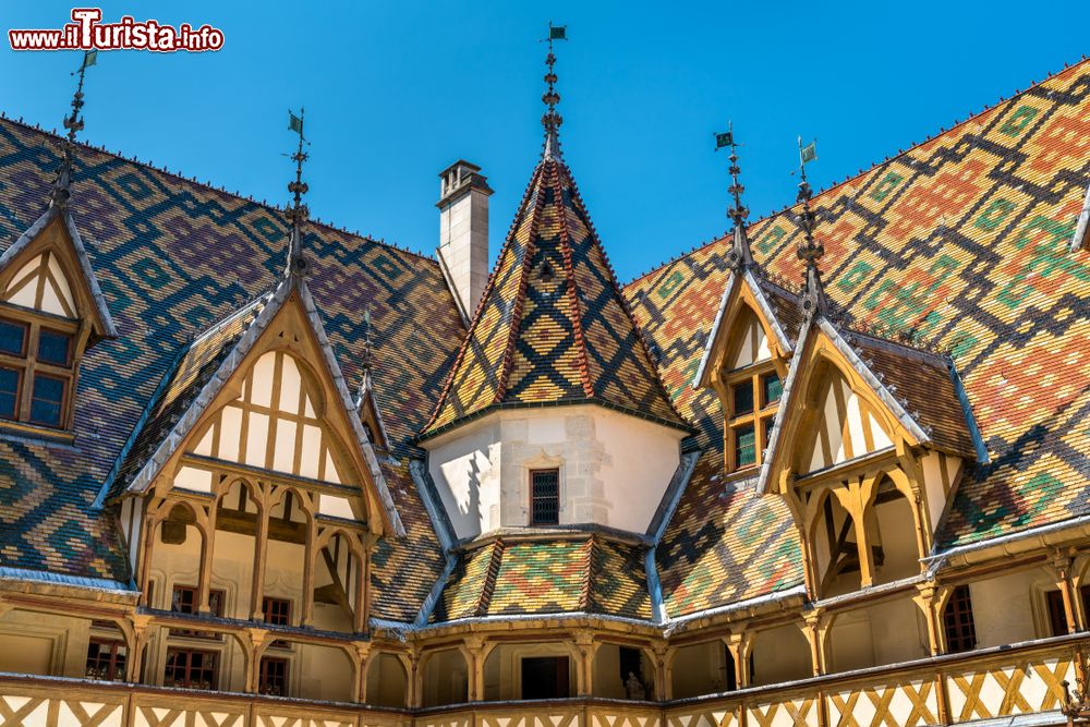 Immagine Architettura dell'Hotel-Dieu di Beaune, Francia: di grande pregio è la decorazione dei tetti del cortile d'onore.