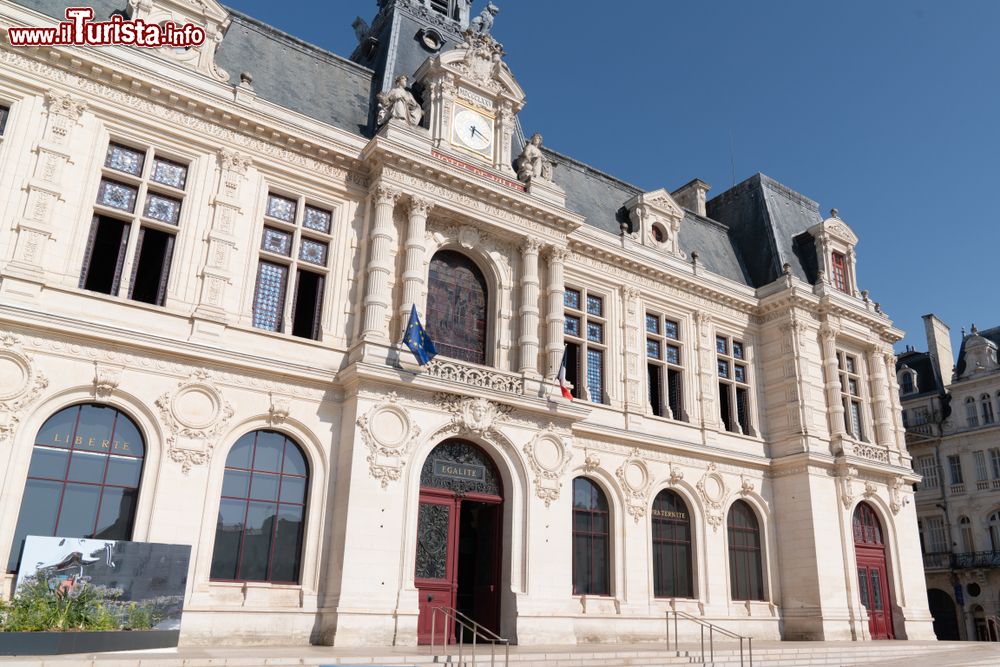 Immagine Architettura dell'Hotel de Ville di Poitiers, Francia.