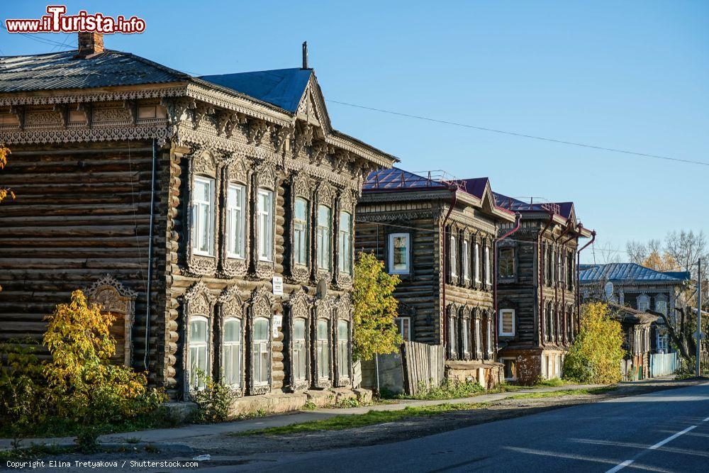 Immagine La tipica architettura di alcune vecchie case in legno a Tomsk, città siberiana della Russia - © Elina Tretyakova / Shutterstock.com