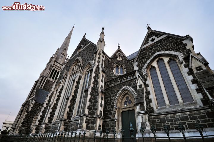 Immagine Architettura di Knox Church a Dunedin, Nuova Zelanda. L'edificio religioso ospita la seconda congregazione presbiteriana della città: venne progettato da Robert Lawson nel XIII° secolo in stile gotico - © Nokuro / Shutterstock.com