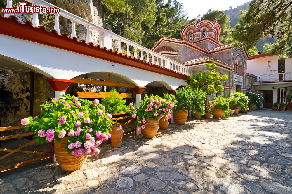 Immagine Architettura di un monastero greco sulle montagne della prefettura di Lassithi, isola di Creta (Grecia).