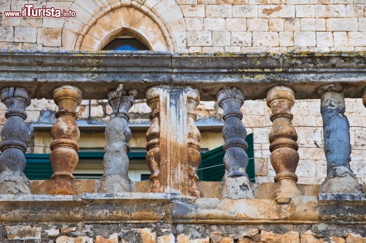 Immagine Architettura di una balaustra al castello di Conversano, Puglia - © Mi.Ti. / Shutterstock.com