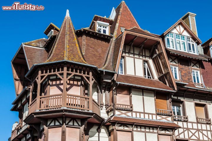 Immagine Architettura di una casa a graticcio nel centro storico di Etretat, Normandia, Francia - © Lukasz Janyst / Shutterstock.com
