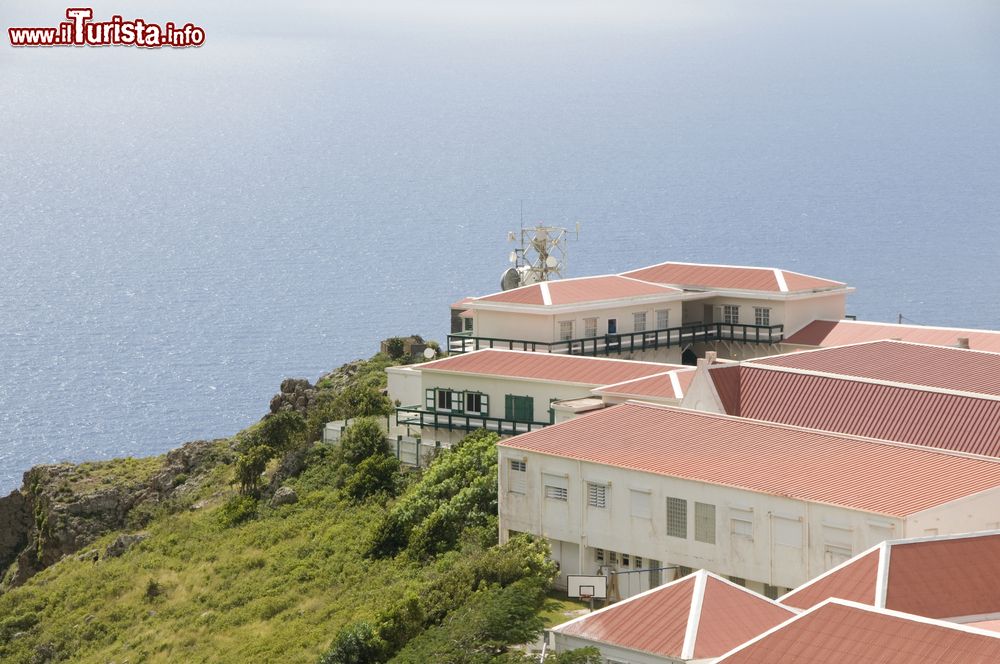 Immagine Architettura di una tipica scuola sulle colline di Saba, Antille Olandesi (Caraibi).