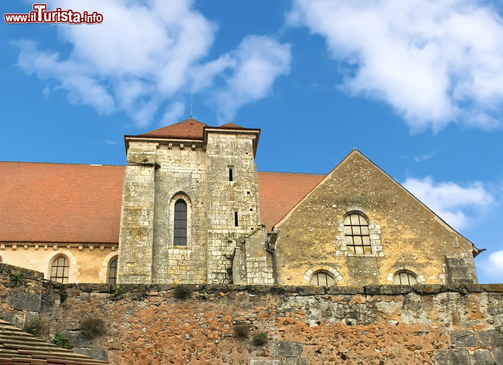 Immagine Architettura di una vecchia dimora in pietra nel centro di Chartres, Francia.