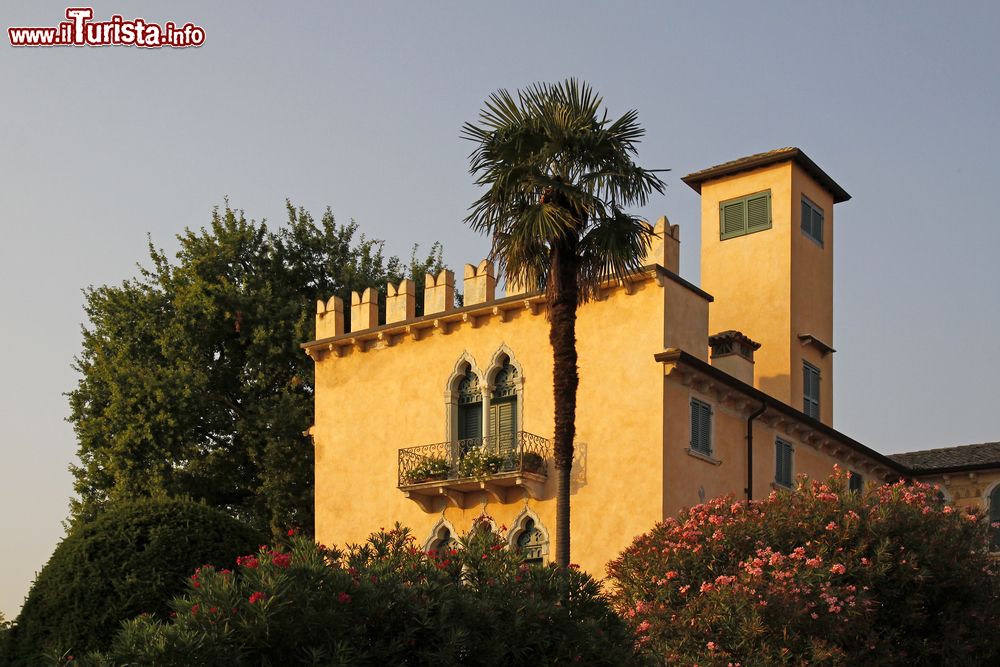 Immagine Architettura di Villa delle Rose a Bardolino, provincia di Verona, Veneto. Questa elegante residenza privata, qui fotografata al calar del sole, si trova nel cuore della città veneta ed è caratterizzata dallo stile scaligero.