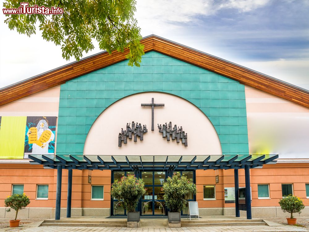Immagine Architettura e decorazione di una chiesetta nel villaggio di Ammertal vicino a Oberammergau, Germania.