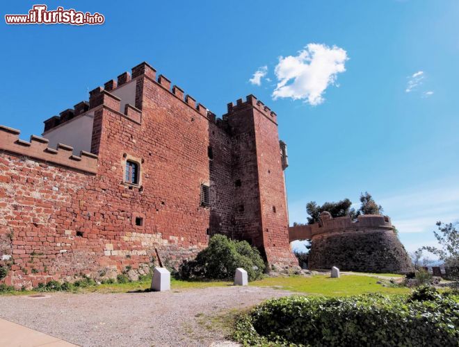 Immagine Architettura fortilizia del castello di Castelldefels vicino a Barcellona, Spagna - Le mura merlate a protezione del castello medievale il cui attuale aspetto risale a una ristrutturazione del XVIII° secolo © Karol Kozlowski / Shutterstock.com