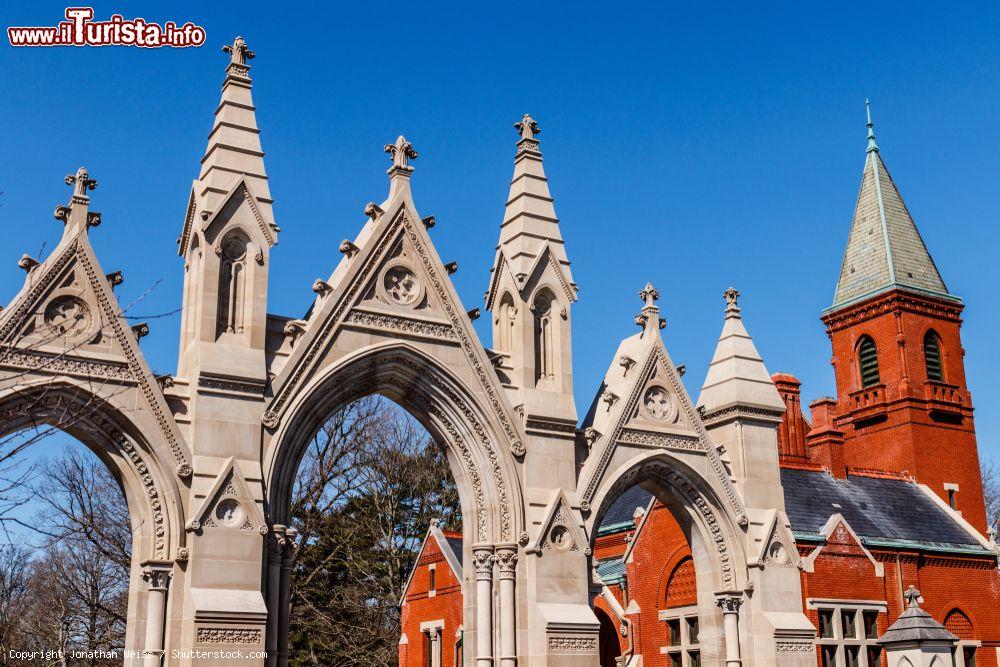 Immagine Architettura gotica al cimitero Crown Hill di Indianapolis, Indiana (USA). La porta a tre archi in pietra venne completata nel 1855 - © Jonathan Weiss / Shutterstock.com