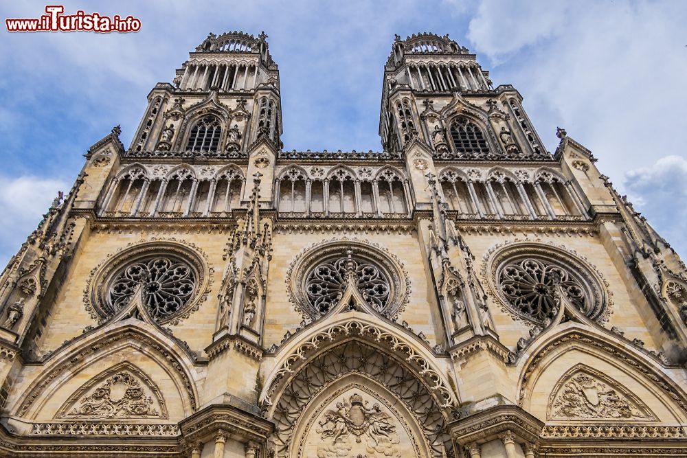 Immagine Architettura gotica della cattedrale cattolica di Santa Croce nel centro di Orléans, Francia. Iniziata nel 1287, la chiesa venne ufficialmente inaugurata l'8 maggio 1829.