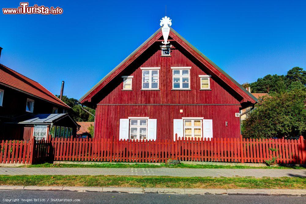 Immagine Architettura in legno per le tradizionali casette della campagna lituana nei pressi di Juodkranté - © Yevgen Belich / Shutterstock.com