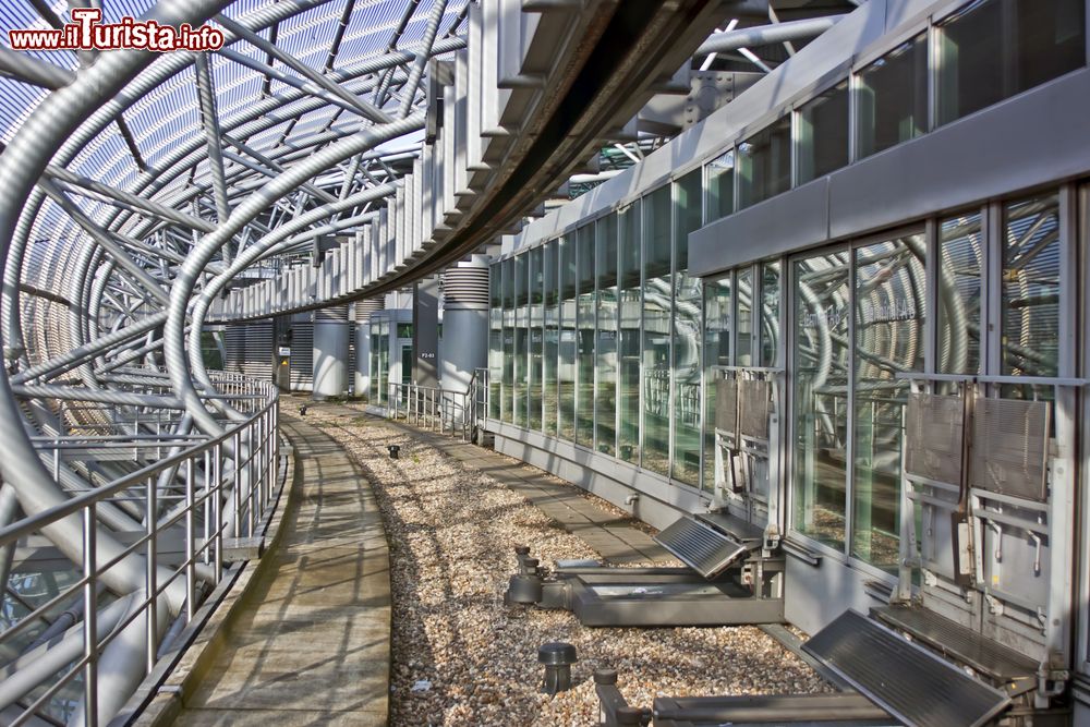 Immagine Architettura in metallo per la strada sospesa dello sky train all'aeroporto di Dusseldorf, Germania.