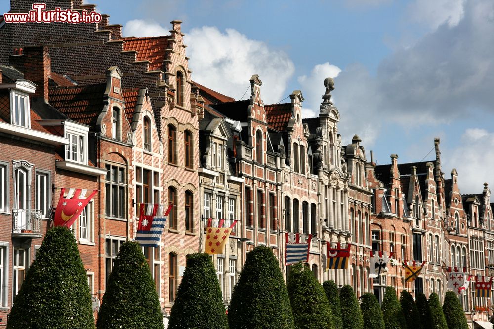 Immagine Architettura in Old Square a Leuven, Fiandre, Belgio.