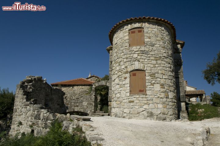 Immagine Architettura in pietra per il borgo di Hum, Croazia, il più piccolo paese al mondo: si estende per 100 metri in lunghezza e 30 in larghezza. La sua popolazione è di poche decine di abitanti  - © lisovsergey / Shutterstock.com