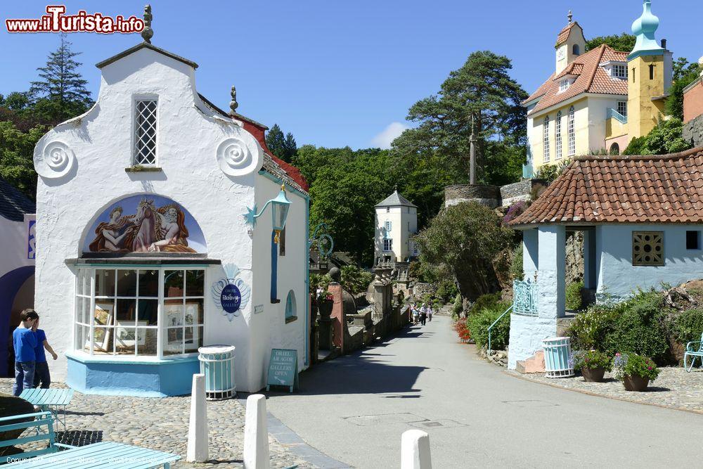 Immagine L'architettura italiana degli edifici di Portmeirion, Galles, UK. Sulla sinistra, all'angolo, la galleria d'arte di Rob Piercy  - © Oscar Johns / Shutterstock.com