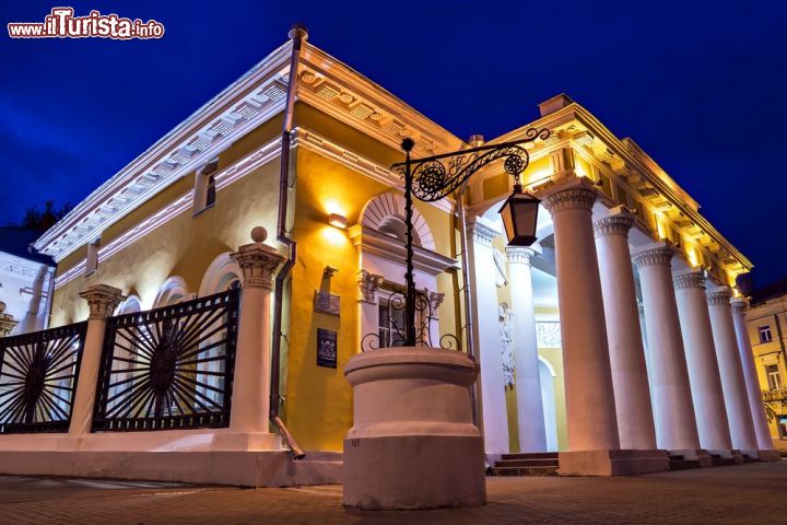 Immagine Qua e la, fra casette di legno, si possono ammirare anche edifici dell'epoca di Krusciov, palazzine residenziali degli anni '70, torri e costruzioni moderne. Questa graziosa cittadina, che fa parte del famoso percorso dell'Anello d'Oro, è un perfetto mix di stili architettonici di epoche diverse - © dimbar76 / Shutterstock.com