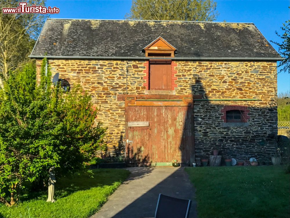 Immagine Architettura locale a Pontorson, Francia: il cortile di un vecchio fienile trasformato in bed and breakfast.