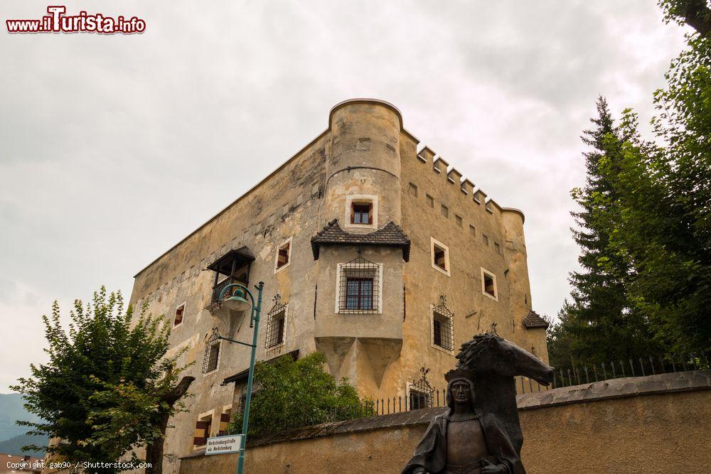 Immagine L'architettura massiccia del castello di Dobbiaco in una giornata nuvolosa (provincia di Bolzano) - © gab90 / Shutterstock.com