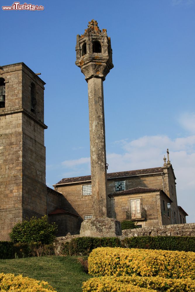 Immagine Architettura medievale nel centro storico di Barcelos, Portogallo, con la chiesa sullo sfondo.