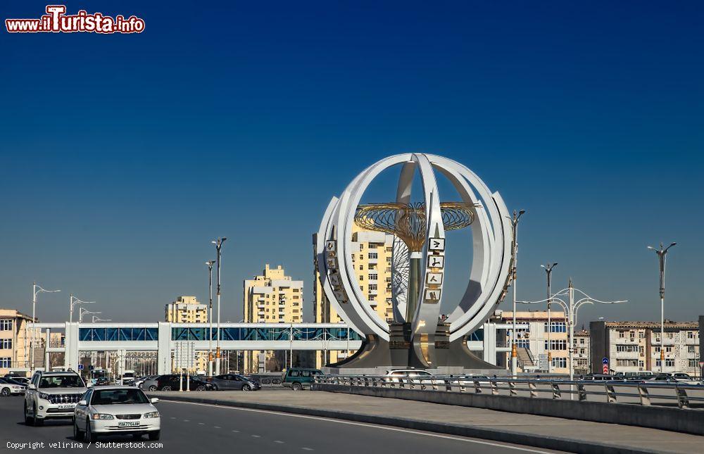 Immagine Architettura moderna in una strada di Ashgabat, Turkmenistan - © velirina / Shutterstock.com