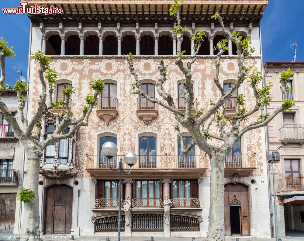 Immagine L'architettura modernista di Casa Sola Morales a Olot, Spagna. Questo edificio si trova in Paseo de Blay e risale al 1916. Si tratta di una delle più interessanti opere di modernismo catalano; l'architetto che si occupò della sua progettazione fu Domènch y Montanar  - © joan_bautista / Shutterstock.com