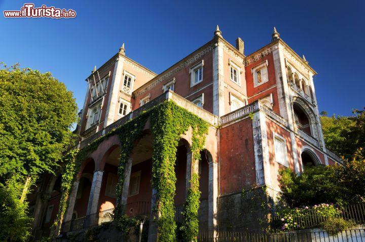 Immagine Il dettaglio dell'architettura di un palazzo nella città di Sintra (Portogallo), meta turistica molto gettonata del paese - foto © Mikadun / Shutterstock.com