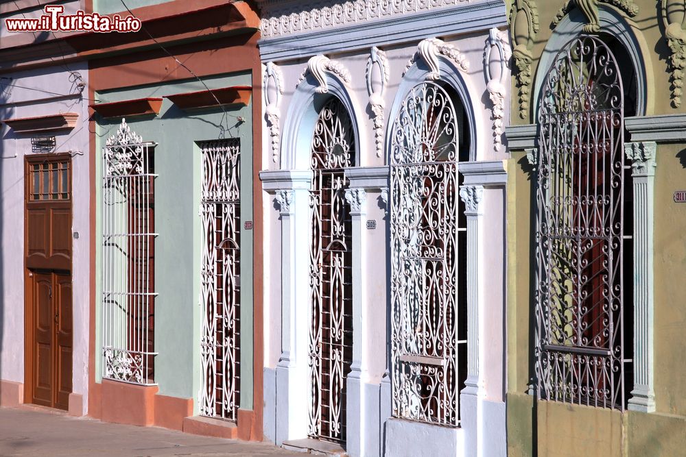 Immagine Inferriate di porte e finestre in alcune case coloniali di Cienfuegos, Cuba. L'architettura cittadina è Patrimonio dell'Umanità dichiarato dall'UNESCO.