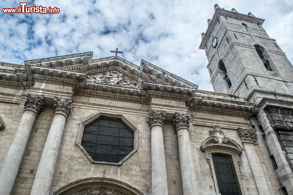 Immagine Architettura religiosa della cattedrale di Tolone, Francia. La torre campanaria, alta 36 metri, svetta a destra della facciata e risale al XVIII° secolo.