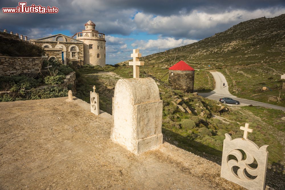 Immagine Architettura religiosa nei pressi di Isternia a Tino, isola greca delle Cicladi. L'antico aspetto religioso dell'isola si è mantenuto intatto sino ad oggi: il grande numero di chiese testimonia la religiosità di questo territorio.