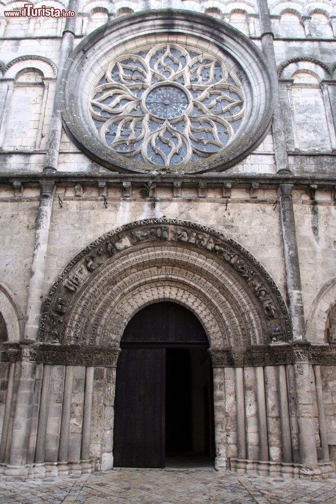 Immagine Architettura religiosa nel centro di Cognac, Francia: rosone e portale d'ingresso.