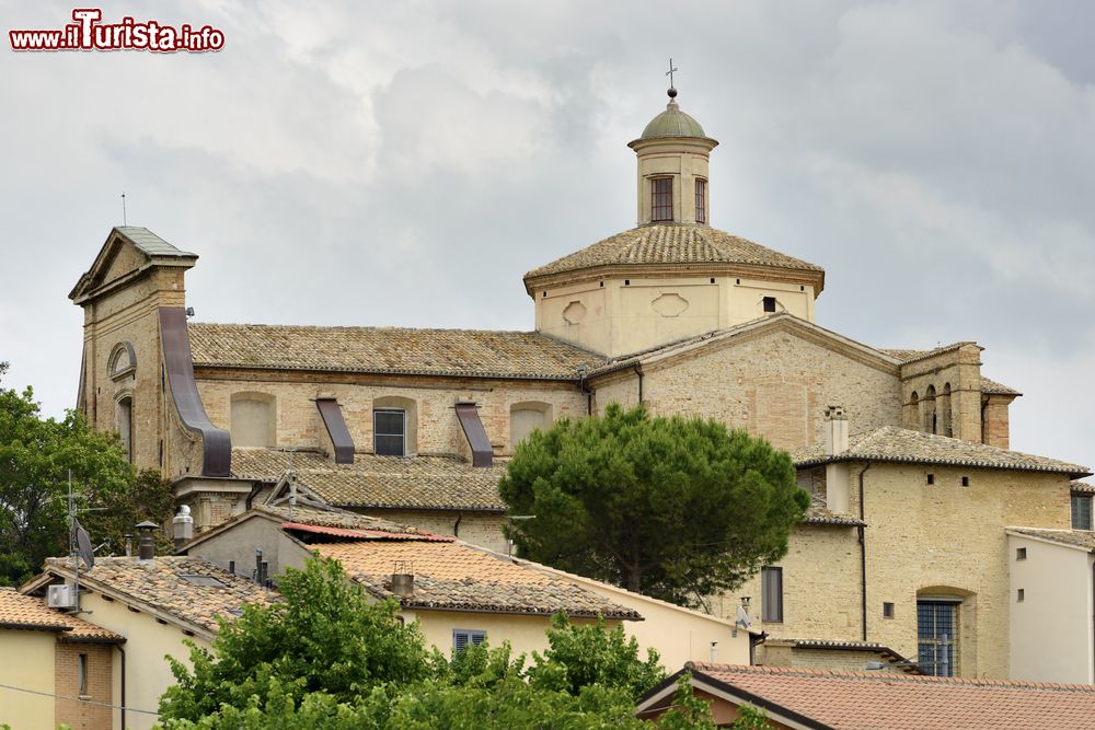 Immagine Architettura religiosa nel centro medievale di Montefalco, Umbria.