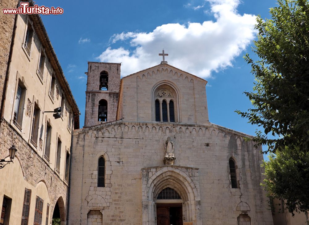 Immagine Architettura religiosa nel cuore di Pezenas, Francia: la facciata dell'antica chiesa cittadina.