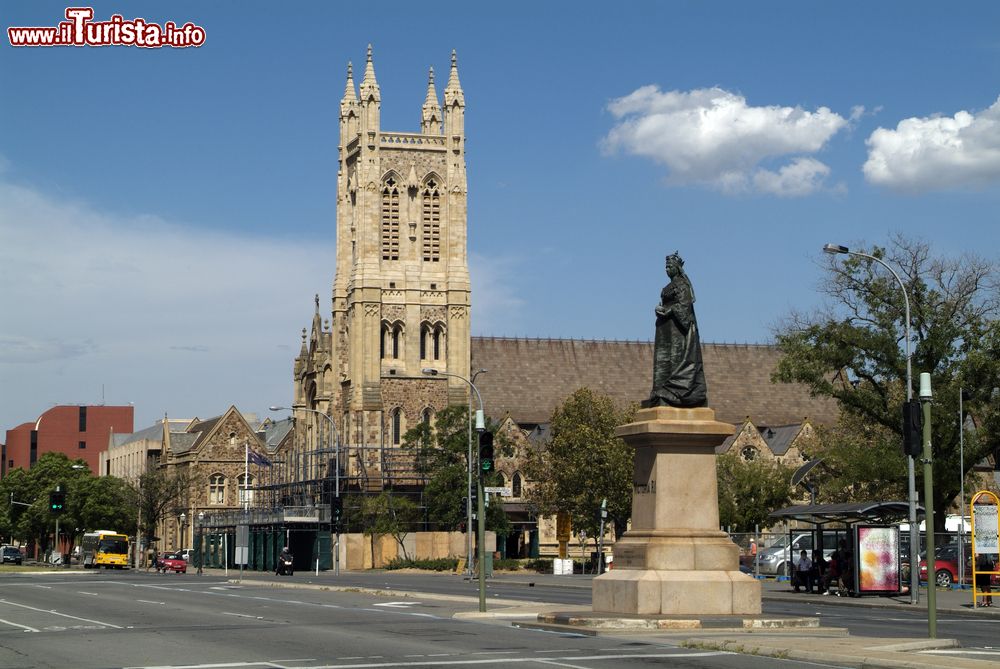 Immagine Architettura religiosa nella città di Adelaide con la statua della Regina Vittoria (Australia).